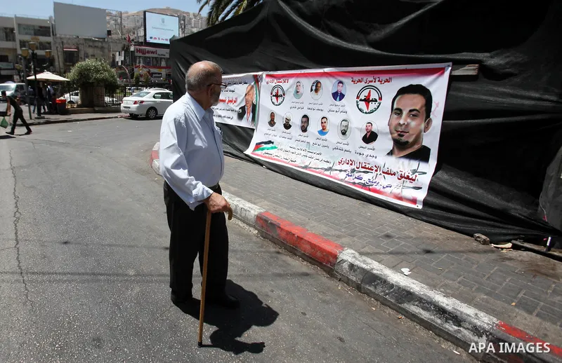 Palestinians take part in a protest demanding for the release of Bilal Kayed a Palestinian prisoner on hunger strike, in the West Bank city of Nablus on July 27, 2016. Photo by Nedal Eshtayah