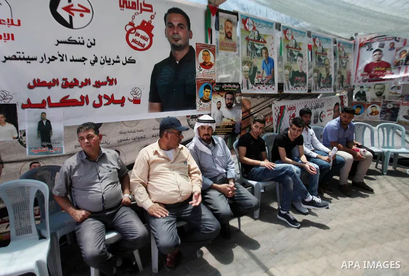 Palestinians take part in a protest demanding for the release of Bilal Kayed a Palestinian prisoner on hunger strike, in the West Bank city of Nablus on July 27, 2016. Photo by Nedal Eshtayah