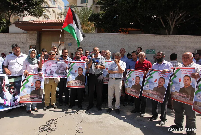 Palestinians take part in a protest demanding for the release of Bilal Kayed a Palestinian prisoner on hunger strike, in front of Red Cross office, in Gaza city, on July 28, 2016. Photo by Ashraf Amra