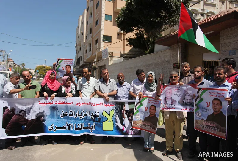Palestinians take part in a protest demanding for the release of Bilal Kayed a Palestinian prisoner on hunger strike, in front of Red Cross office, in Gaza city, on July 28, 2016. Photo by Ashraf Amra