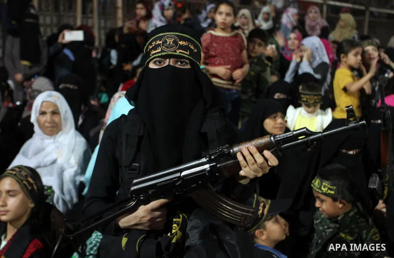 Palestinian female militants from the Al-Quds Brigades, the armed wing of the Islamic Jihad movement, take part in a rally in Rafah in the southern Gaza Strip on July 28, 2016. Photo by Abed Rahim Khatib