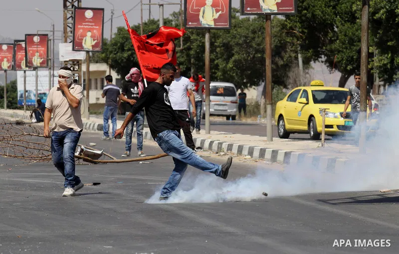 Palestinian activists from the Popular Front of the Liberation of Palestine (PFLP) demonstrate at the Hawara checkpoint near the West Bank city of Nablus on July 29, 2016, against the detention of Bilal Kayed, a fellow P...