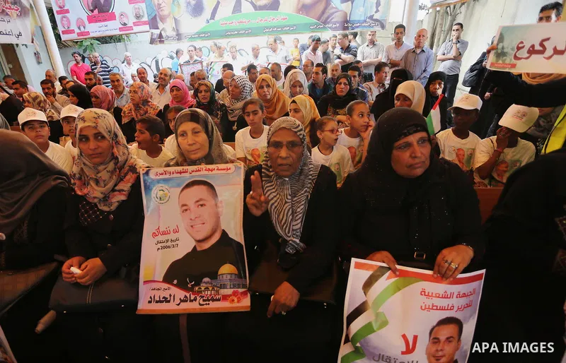 Palestinians take part in a protest demanding release the prisoners in Israeli jails, in front of Red cross office, in Gaza city on Aug. 1, 2016. Photo by Mohammed Asad