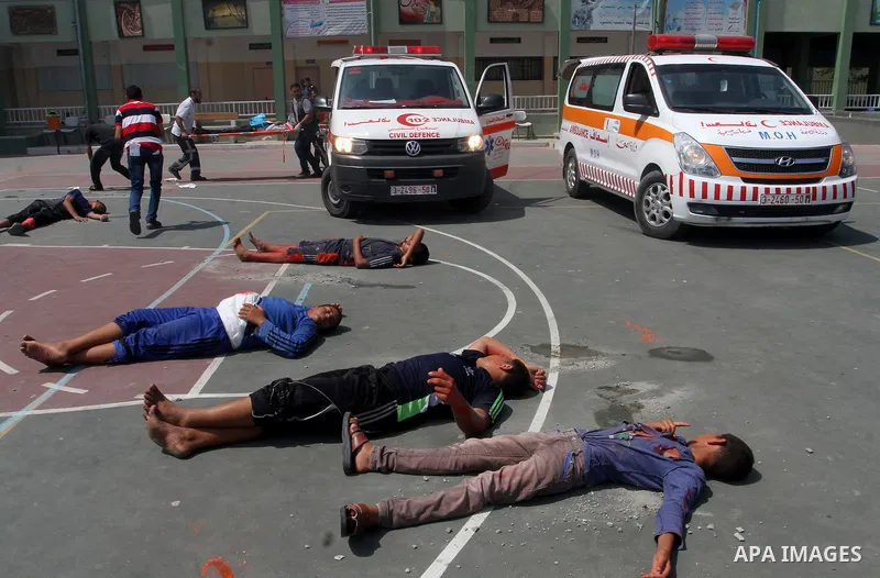 Palestinian rescue workers take part in an emergency simulation exercise in the border city of Rafah, in the southern Gaza Strip, on August 1, 2016. Photo by Abed Rahim Khatib