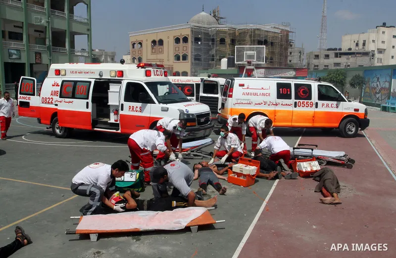 Palestinian rescue workers take part in an emergency simulation exercise in the border city of Rafah, in the southern Gaza Strip, on August 1, 2016. Photo by Abed Rahim Khatib