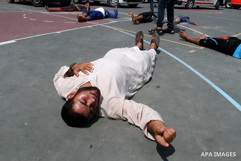 Palestinian rescue workers take part in an emergency simulation exercise in the border city of Rafah, in the southern Gaza Strip, on August 1, 2016. Photo by Abed Rahim Khatib