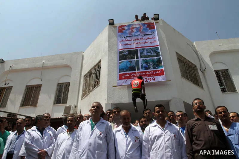 Palestinian rescue workers take part in an emergency simulation exercise in the border city of Rafah, in the southern Gaza Strip, on August 1, 2016. Photo by Abed Rahim Khatib