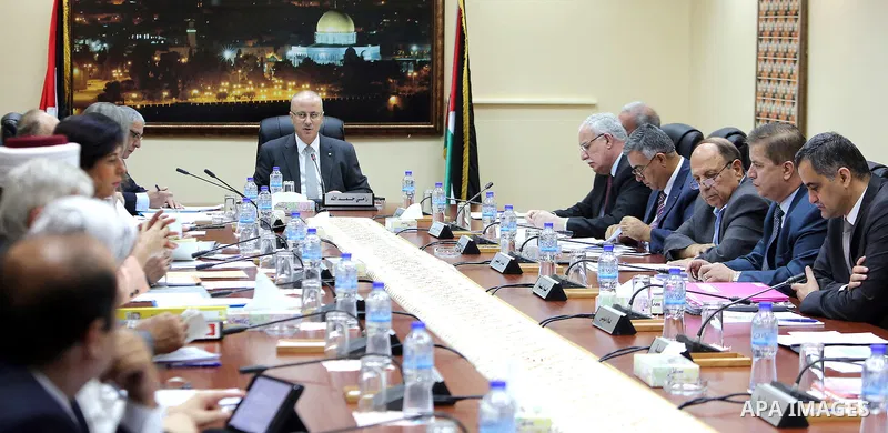 Palestinian Prime Minister Rami hamadallah heads the Palestinian cabinet meeting in the West Bank city of Ramallah on Aug. 2,2016. Photo by Prime Minister Office