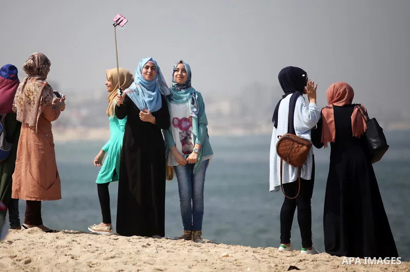 Palestinian girls take a selfie, in Gaza seaport Aug. 03, 2016. Photo by Ashraf Amra