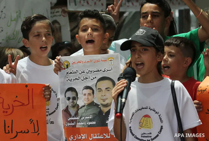 Palestinians take part in a protest demanding for the release of Bilal Kayed a Palestinian prisoner on hunger strike, in the West Bank city of Nablus, on Aug. 03, 2016. Photo by Nedal Eshtayah