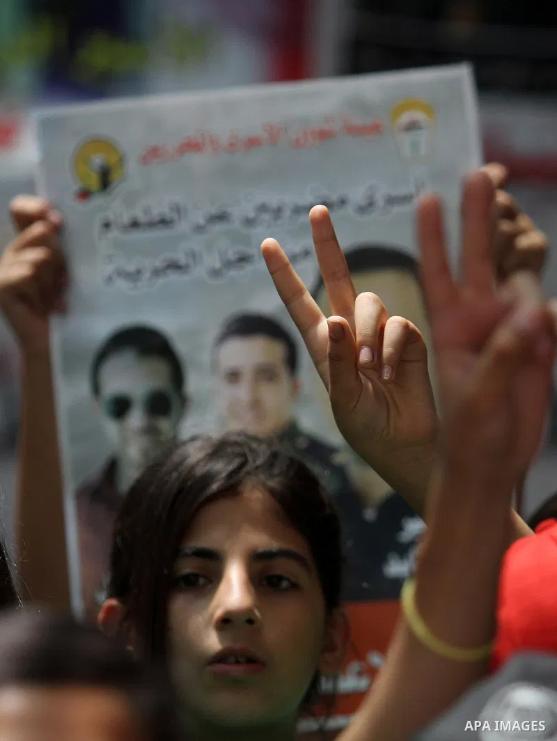 Palestinians take part in a protest demanding for the release of Bilal Kayed a Palestinian prisoner on hunger strike, in the West Bank city of Nablus, on Aug. 03, 2016. Photo by Nedal Eshtayah