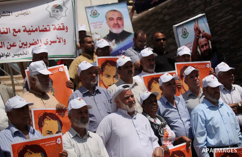 Members of Hamas legislative council take part during a protest demanding for the release of Palestinian prisoners on hunger strike in Israeli jails, in Gaza city, on Aug. 04, 2016. Photo by Ashraf Amra