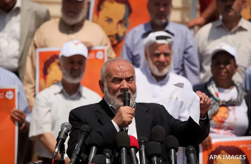 Deputy Speaker of the Legislative Council, Ahmed Bahar, speaks during a protest demanding for the release of Palestinian prisoners on hunger strike in Israeli jails, in Gaza city, on Aug. 04, 2016. Photo by Ashraf Amra