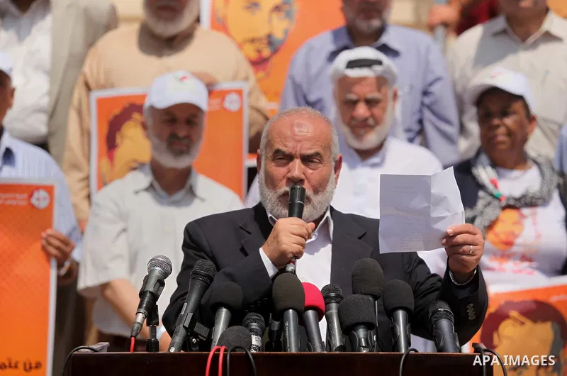 Deputy Speaker of the Legislative Council, Ahmed Bahar, speaks during a protest demanding for the release of Palestinian prisoners on hunger strike in Israeli jails, in Gaza city, on Aug. 04, 2016. Photo by Ashraf Amra