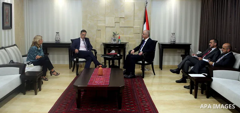 Palestinian Prime Minister Rami Hamdallah meets with Switzerland representative Paul Garnier, in the West Bank city of Ramallah, on Aug. 04, 2016. Photo by Prime Minister Office