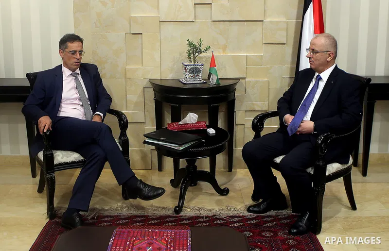 Palestinian Prime Minister Rami Hamdallah meets with Switzerland representative Paul Garnier, in the West Bank city of Ramallah, on Aug. 04, 2016. Photo by Prime Minister Office