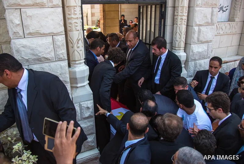 Egyptians attend the second part of the funeral procession of Nobel prize-winning Egyptian-American chemist Ahmed Zewail in Cairo on August 7, 2016. Nobel prize-winning chemist Ahmed Zewail received a funeral with milita...
