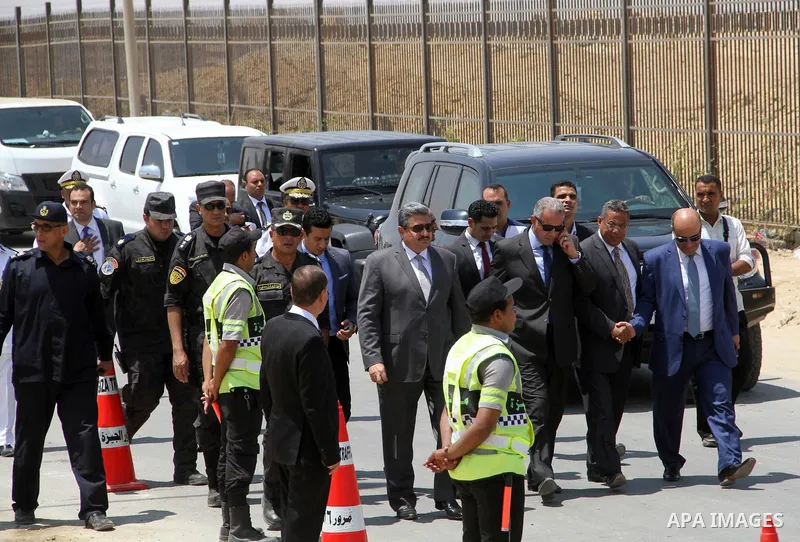Egyptians attend the second part of the funeral procession of Nobel prize-winning Egyptian-American chemist Ahmed Zewail in Cairo on August 7, 2016. Nobel prize-winning chemist Ahmed Zewail received a funeral with milita...