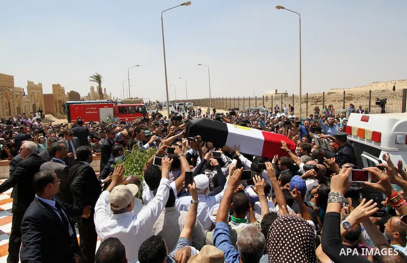 Egyptians attend the second part of the funeral procession of Nobel prize-winning Egyptian-American chemist Ahmed Zewail in Cairo on August 7, 2016. Nobel prize-winning chemist Ahmed Zewail received a funeral with milita...