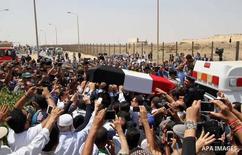 Egyptians attend the second part of the funeral procession of Nobel prize-winning Egyptian-American chemist Ahmed Zewail in Cairo on August 7, 2016. Nobel prize-winning chemist Ahmed Zewail received a funeral with milita...