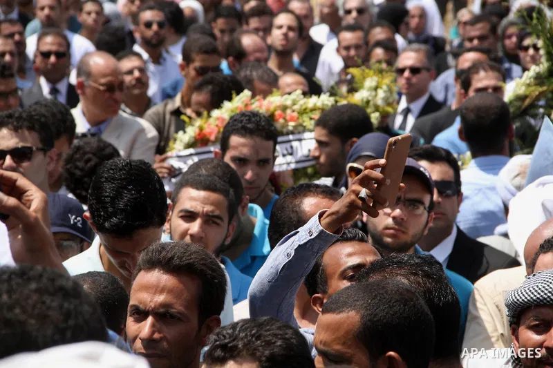 Egyptians attend the second part of the funeral procession of Nobel prize-winning Egyptian-American chemist Ahmed Zewail in Cairo on August 7, 2016. Nobel prize-winning chemist Ahmed Zewail received a funeral with milita...
