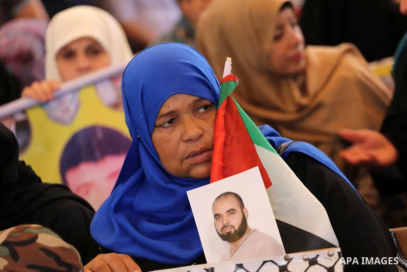Palestinians take part in a protest demanding release the prisoners in Israeli jails, in front of Red cross office, in Gaza city on Aug. 8, 2016. Photo by Mohammed Asad
