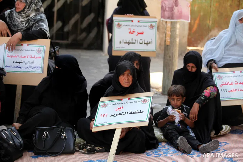 Palestinian families of martyrs take part a protest to demand their rights and salaries, in Gaza city, on August 9, 2016. Photo by Ashraf Amra
