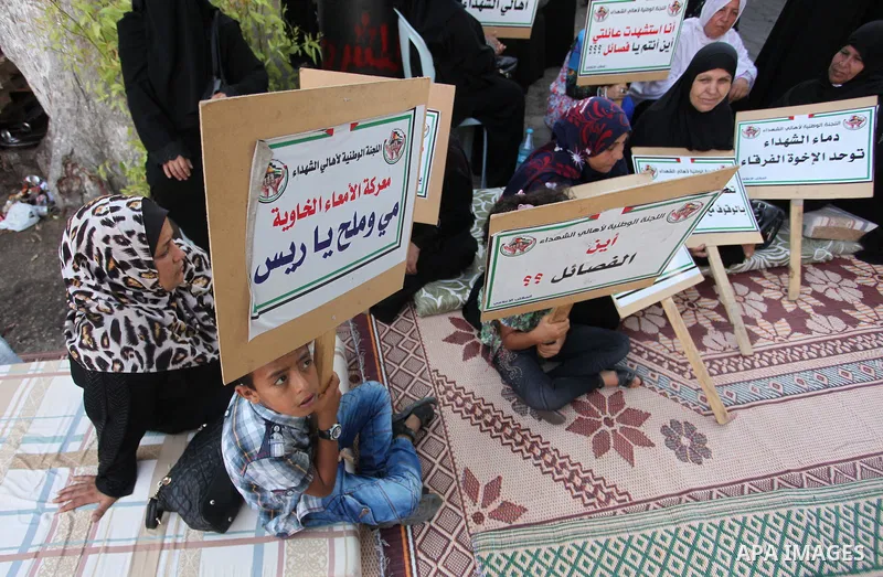 Palestinian families of martyrs take part a protest to demand their rights and salaries, in Gaza city, on August 9, 2016. Photo by Ashraf Amra