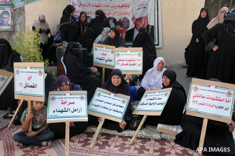 Palestinian families of martyrs take part a protest to demand their rights and salaries, in Gaza city, on August 9, 2016. Photo by Ashraf Amra
