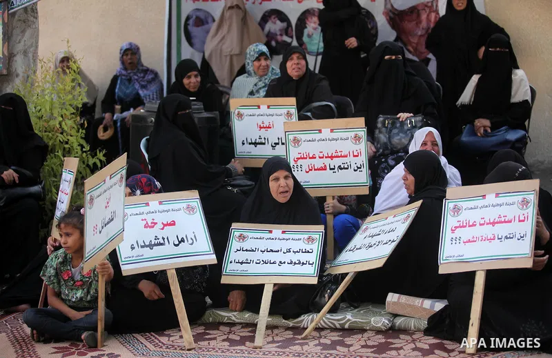 Palestinian families of martyrs take part a protest to demand their rights and salaries, in Gaza city, on August 9, 2016. Photo by Ashraf Amra