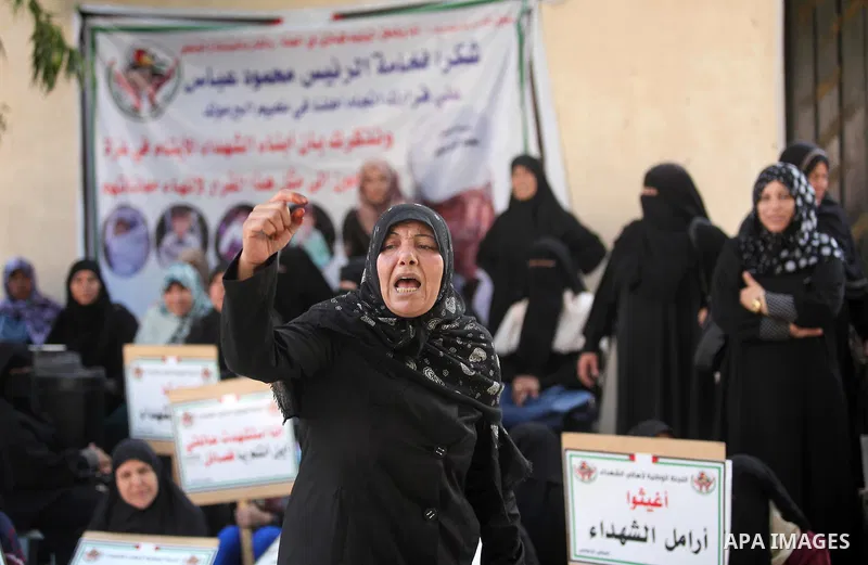 Palestinian families of martyrs take part a protest to demand their rights and salaries, in Gaza city, on August 9, 2016. Photo by Ashraf Amra