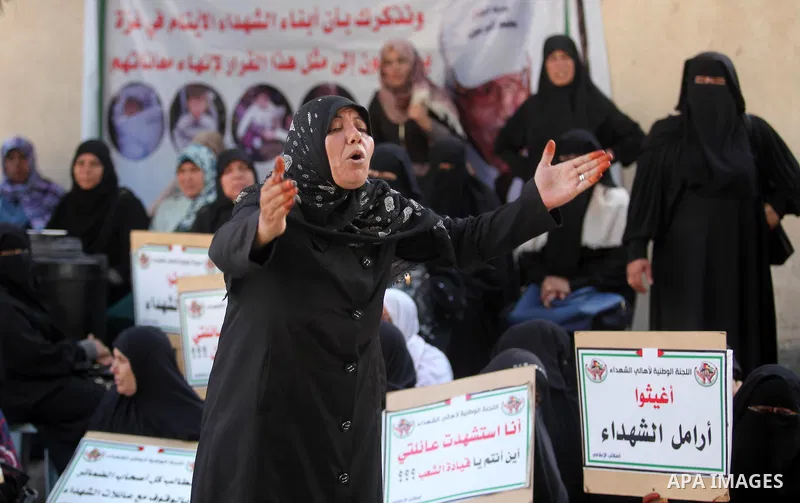Palestinian families of martyrs take part a protest to demand their rights and salaries, in Gaza city, on August 9, 2016. Photo by Ashraf Amra