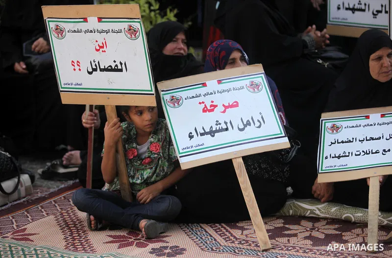 Palestinian families of martyrs take part a protest to demand their rights and salaries, in Gaza city, on August 9, 2016. Photo by Ashraf Amra