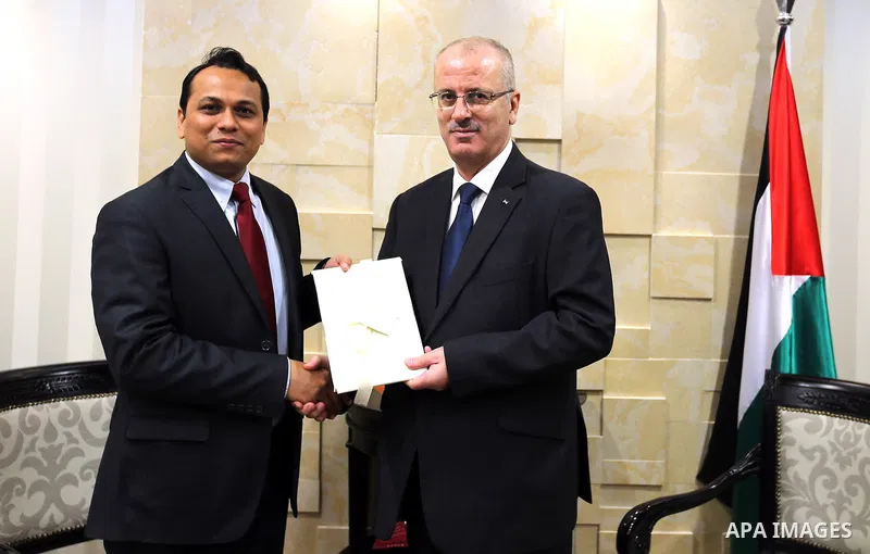 Palestinian Prime Minister, Rami Hamadallah, meets with Indian Ambassador Mahesh Kumar in the West Bank city of Ramallah, on Aug 10, 2016. Photo by Prime Minister Office