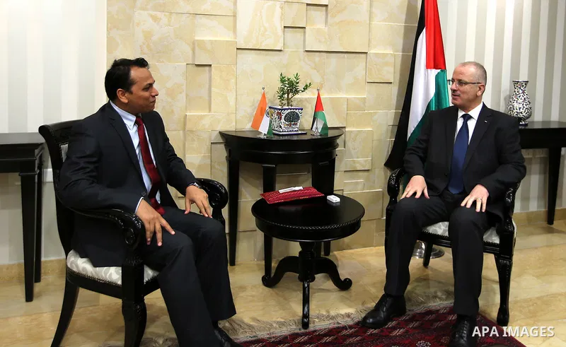 Palestinian Prime Minister, Rami Hamadallah, meets with Indian Ambassador Mahesh Kumar in the West Bank city of Ramallah, on Aug 10, 2016. Photo by Prime Minister Office