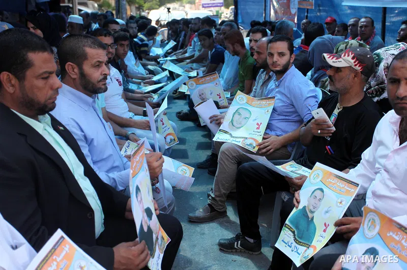 Palestinians take part in a protest demanding for the release prisoners on hunger strike in Israeli jails, in front of Red cross office, in Gaza city on Aug. 11, 2016. Photo by Ashraf Amra