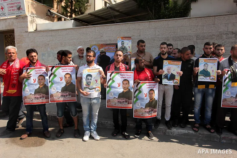 Palestinians take part in a protest demanding for the release prisoners on hunger strike in Israeli jails, in front of Red cross office, in Gaza city on Aug. 11, 2016. Photo by Ashraf Amra