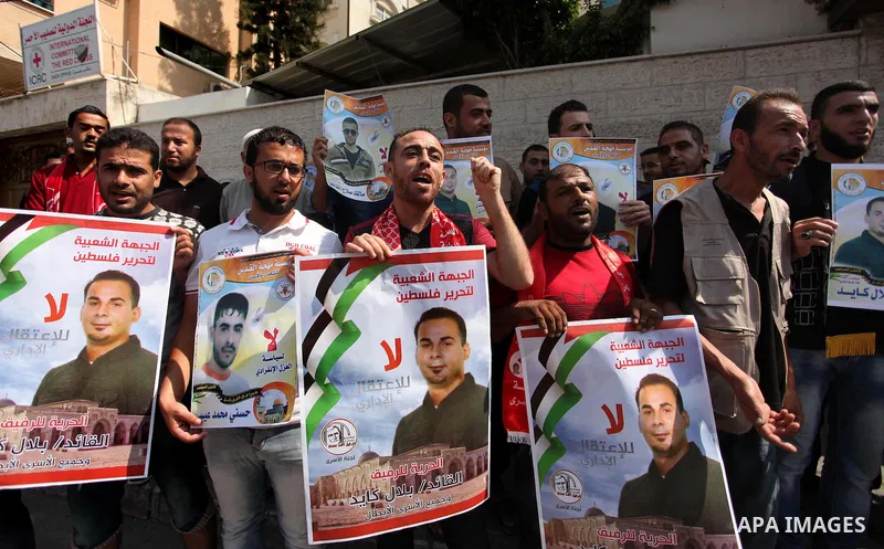 Palestinians take part in a protest demanding for the release prisoners on hunger strike in Israeli jails, in front of Red cross office, in Gaza city on Aug. 11, 2016. Photo by Ashraf Amra