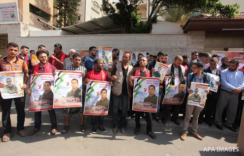 Palestinians take part in a protest demanding for the release prisoners on hunger strike in Israeli jails, in front of Red cross office, in Gaza city on Aug. 11, 2016. Photo by Ashraf Amra