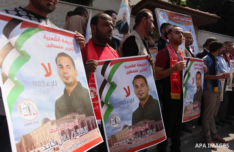 Palestinians take part in a protest demanding for the release prisoners on hunger strike in Israeli jails, in front of Red cross office, in Gaza city on Aug. 11, 2016. Photo by Ashraf Amra