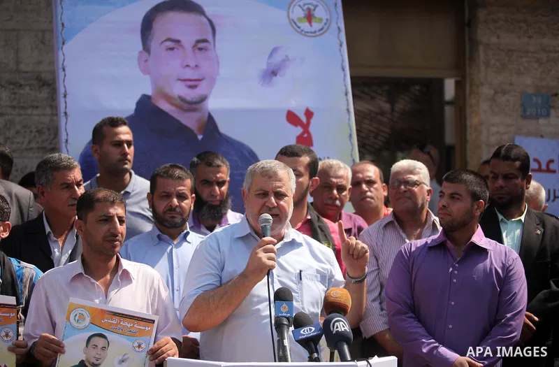 Palestinians take part in a protest demanding for the release prisoners on hunger strike in Israeli jails, in front of Red cross office, in Gaza city on Aug. 11, 2016. Photo by Ashraf Amra