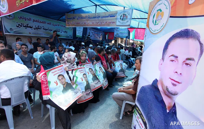 Palestinians take part in a protest demanding for the release prisoners on hunger strike in Israeli jails, in front of Red cross office, in Gaza city on Aug. 11, 2016. Photo by Ashraf Amra