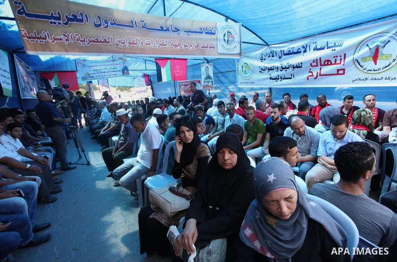 Palestinians take part in a protest demanding for the release prisoners on hunger strike in Israeli jails, in front of Red cross office, in Gaza city on Aug. 11, 2016. Photo by Ashraf Amra