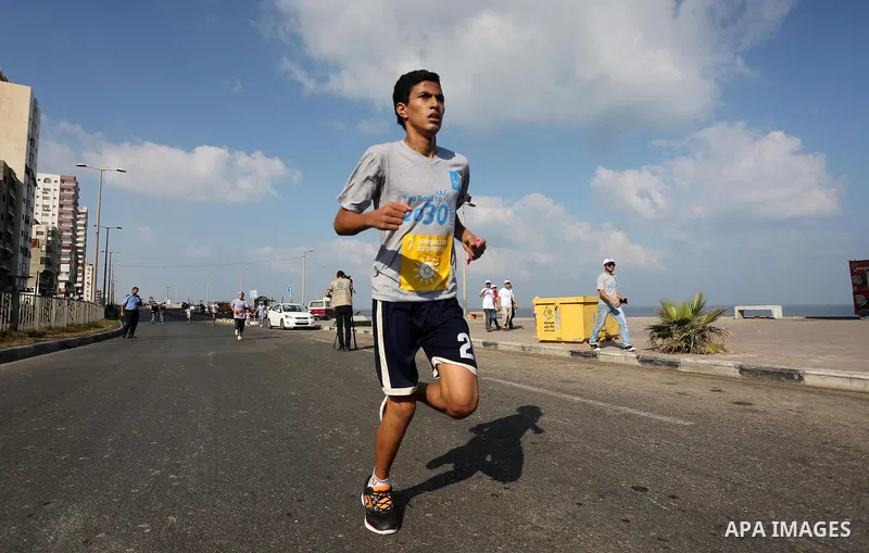 Palestinian youths take part in a marathon to mark the International Youth Day, in Gaza city, on Aug. 12, 2016. Photo by Mohammed Asad