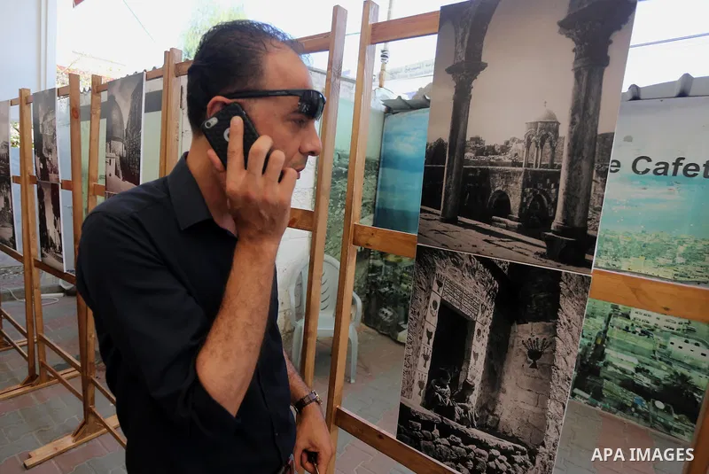 Palestinians attend a photo gallery, in Gaza city on August 14, 2016. Photo by Mohammed Asad