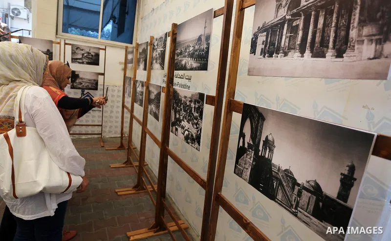 Palestinians attend a photo gallery, in Gaza city on August 14, 2016. Photo by Mohammed Asad