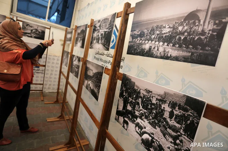 Palestinians attend a photo gallery, in Gaza city on August 14, 2016. Photo by Mohammed Asad