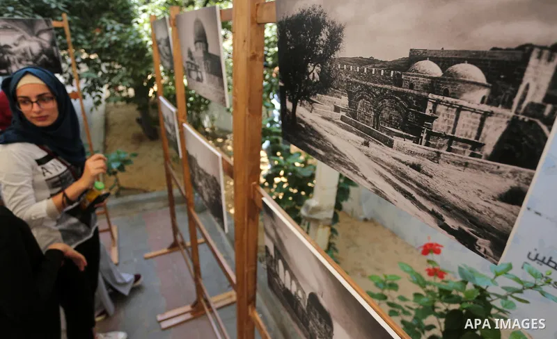 Palestinians attend a photo gallery, in Gaza city on August 14, 2016. Photo by Mohammed Asad