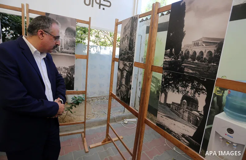 Palestinians attend a photo gallery, in Gaza city on August 14, 2016. Photo by Mohammed Asad