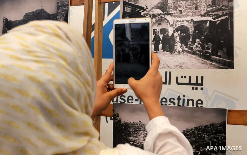 Palestinians attend a photo gallery, in Gaza city on August 14, 2016. Photo by Mohammed Asad